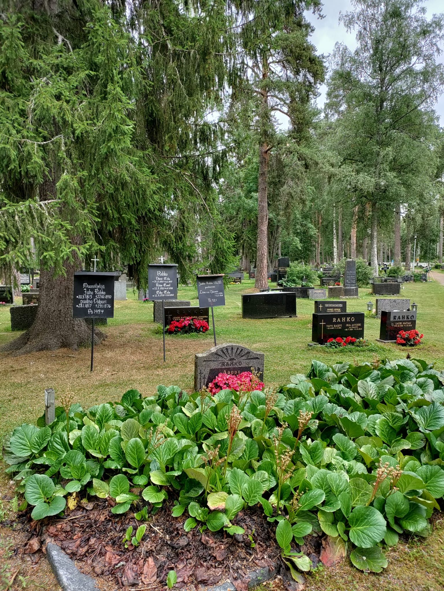 Muhoksen hautausmaa Hautausmaalla muistokiviä ja vuorenkilpiä