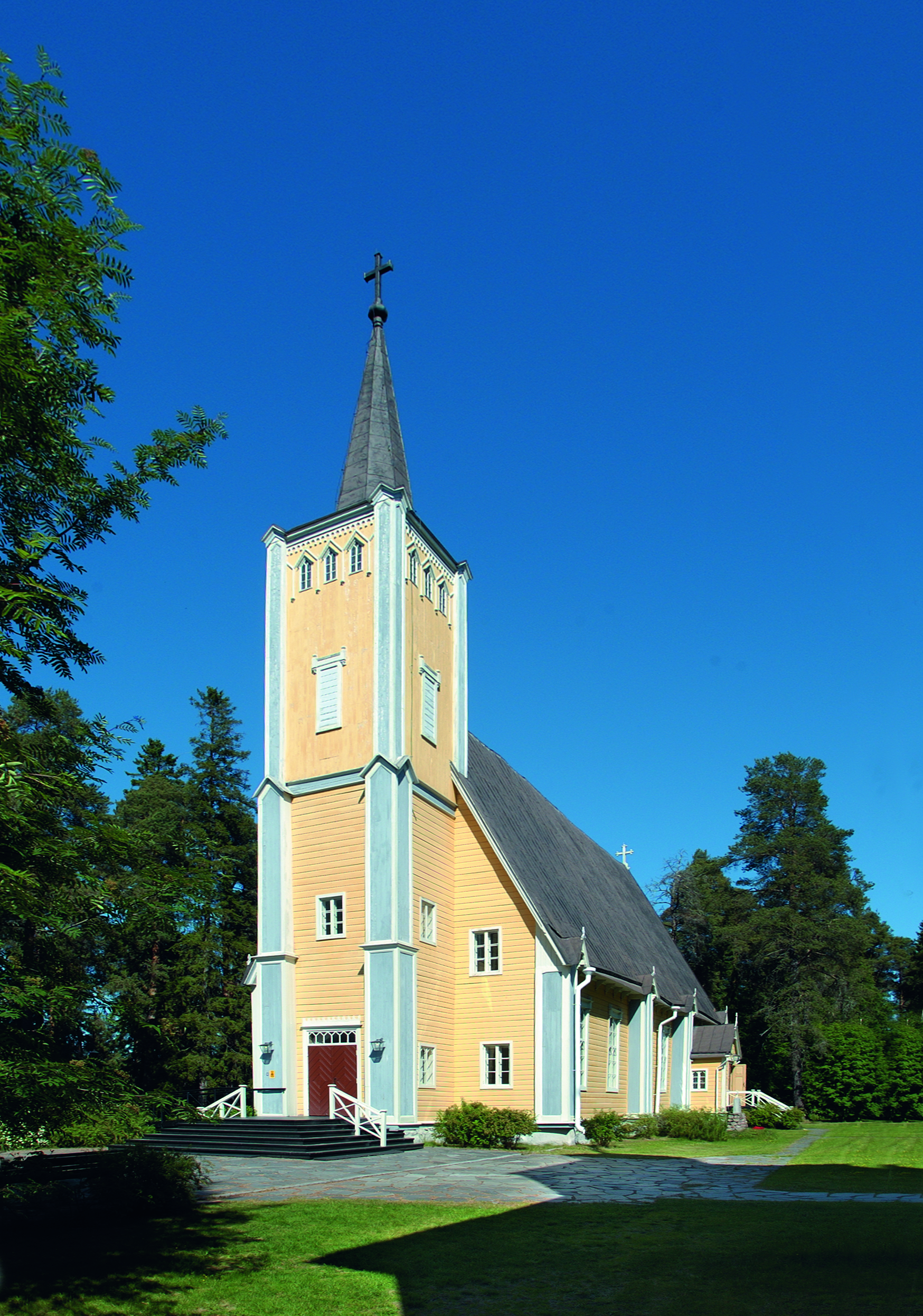 Muhoksen kirkko kesäpäivänä