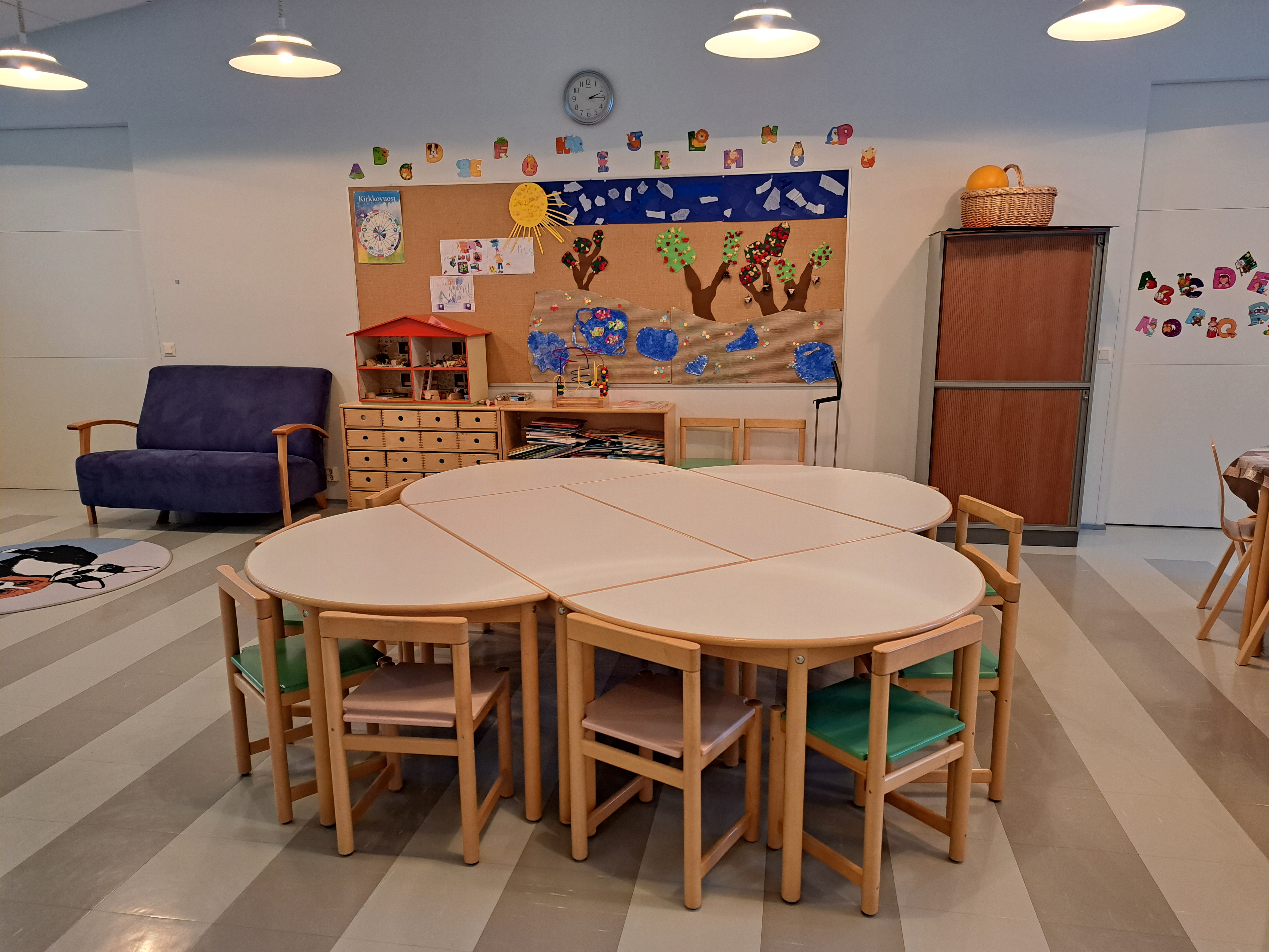 Päivärinteen seurakuntasali Päivärinteen seurakuntasali, kerhotila erityisesti lapsille. Matalat lasten tuolit ja pöydät.