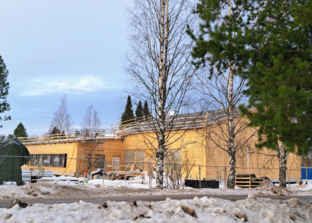 seurakuntakodin rakennustyömaa, hirsiseiniä näkyvissä